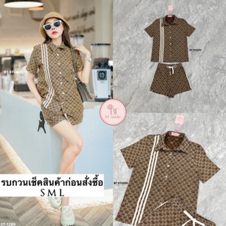 เซท 2 ชิ้น เสื้อเชิ้ตแขนสั้นคอปกกระดุมหน้า เนื้อผ้าทอลายแบรนด์ แต่งแถบสีขาว 3 เส้นด้านขวามือ แมทช์กับกางเกงขาสั้นเอวสม๊อ