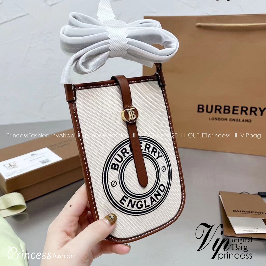 Burberry Phone Case Anne Logo Graphic Print / BURBERRY FRAGRANCES CROSSBODY BAG กระเป๋าใส่โทรศัพท์ ใช้ได้ทั้งชายหญิง
