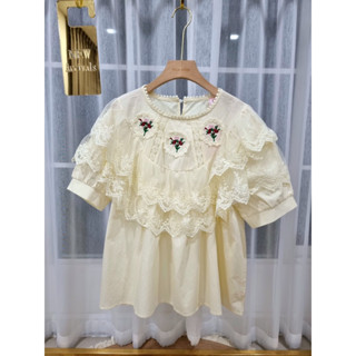เสื้อคอระบายสีครีมปักลายน่ารัก