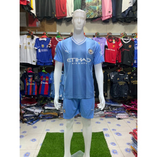 ชุดบอล ทีมแมนซิตี้ man city    (เป็นชุดเสื้อพร้อมกางเกง)รับประกันไม่ผิดหวังแน่นอน มีอาร์มติดแขนเสื้อครบ