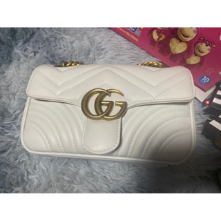 กระเป๋าสะพาย Gucci GG Marmont ในหนังควิลท์สีขาว