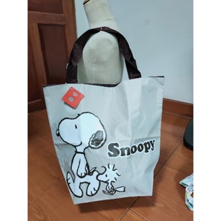 กระเป๋า snoopy ป้าย peanuts กระเป๋ากันน้ำ ปากกระเป๋าเป็นแบบรูดซิปใบใหญ่ของใหม่ป้ายห้อย