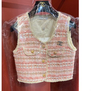 CHANEL CC LOGO TWEED VEST เสื้อกั๊ก ผ้าทวิส ทรงสวย แต่งกระดุมหน้า สีชมพู ชาแนล
