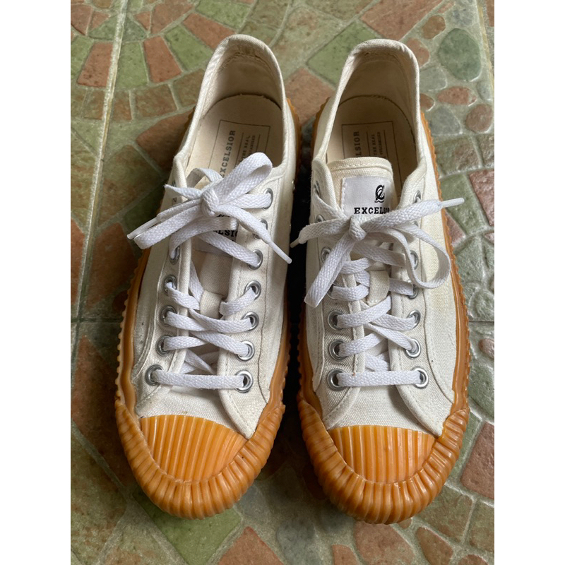 รองเท้าผ้าใบสีครีม Excelsior เบอร์ EUR 41  เบอร์ 9-9.5