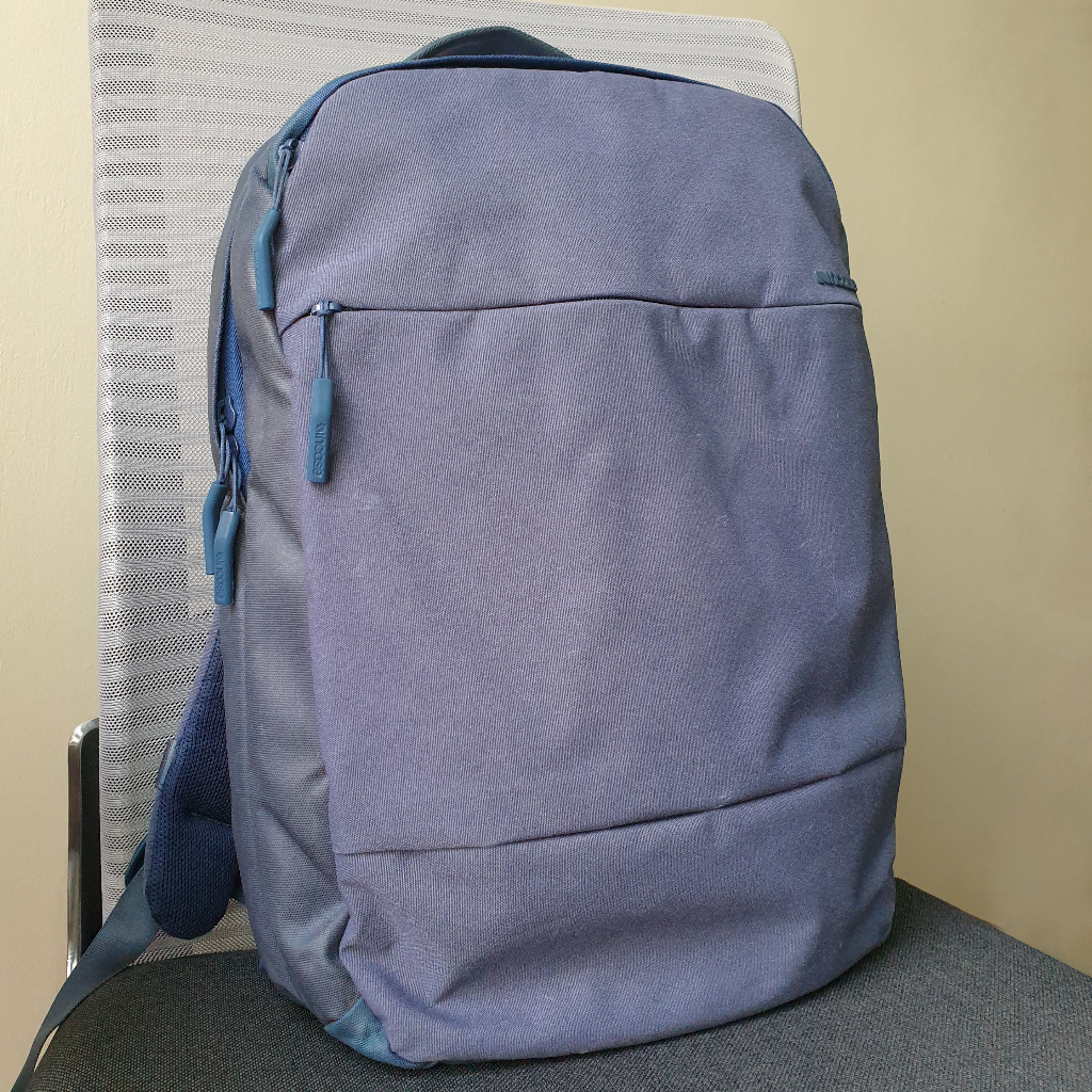 Incase City Dot Laptop Backpack Navy กระเป๋าเป้สะพายหลังใส่โน้ตบุ๊ค (ใบที่ 1/2)