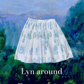 [New] Lyn around  แท้💯 กระโปรงพลีสลายดอก กระโปรงสุ่ม ฟรุ้งฟริ้ง (สีขาว)