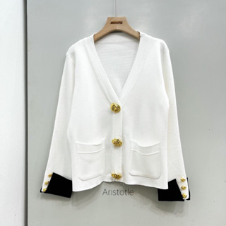 Cardigan gold เสื้อคลุมคอวี แต่งกระดุมทอง ให้ลุคผู้ดีมากค่า เห็นแล้วต้อง F สวยจริงๆๆไม่จกตา  แนะนำมากๆ