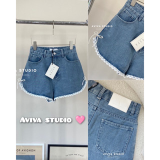 Aviva studio 🤍💙 กางเกงยีนส์ขาสั้นขอบลูกไม้ เเต่งโบว์มุก