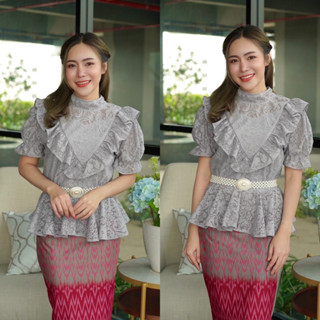 SOF เสื้อลูกไม้ ผ้านิ่มใส่สบายตัว อก S 32-36 นิ้ว, M 34-38 นิ้ว สีเทา แขนสั้น เสื้อไซส์เล็ก วีระบายหน้า Blouse