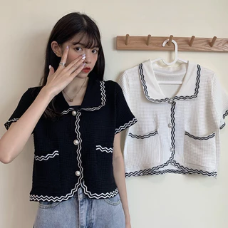 DODO*พร้อมส่ง*เสื้อเสื้อคอปก กระดุมมุกสีขาว มีกระเป๋าสองข้าง ตกแต่งขอบด้วยลายเส้นหยัก น่ารักสไตล์เกาหลี(47052)