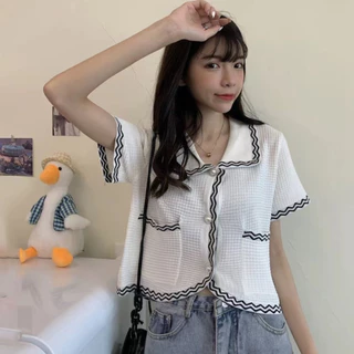 DODO*พร้อมส่ง*เสื้อเสื้อคอปก กระดุมมุกสีขาว มีกระเป๋าสองข้าง ตกแต่งขอบด้วยลายเส้นหยัก น่ารักสไตล์เกาหลี(47052)