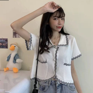 DODO*พร้อมส่ง*เสื้อเสื้อคอปก กระดุมมุกสีขาว มีกระเป๋าสองข้าง ตกแต่งขอบด้วยลายเส้นหยัก น่ารักสไตล์เกาหลี(47052)
