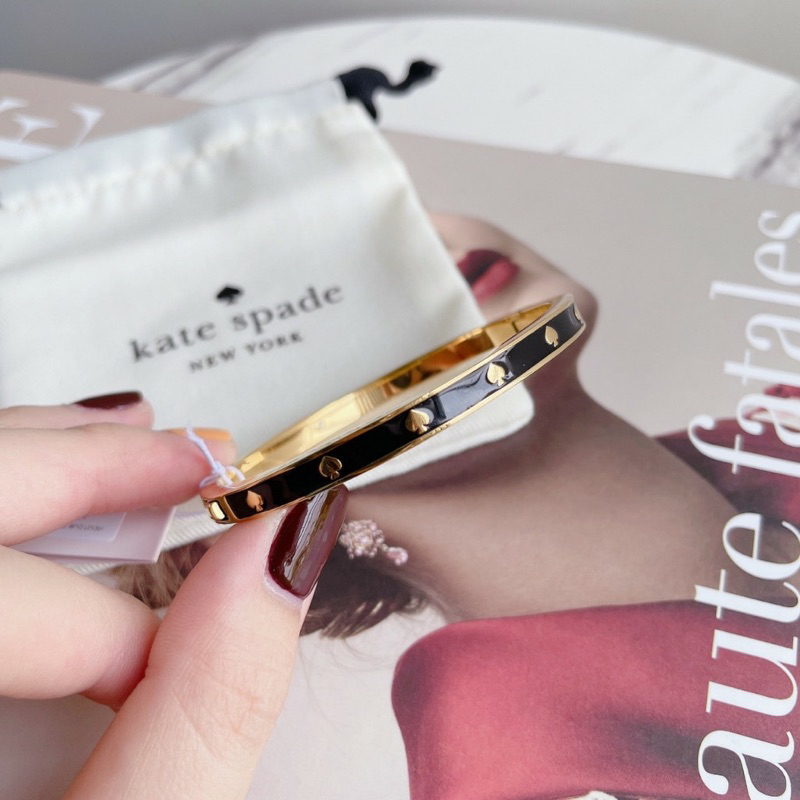 พร้อมส่ง แท้ 🇺🇸💯% New กำไล Kate Spade Spot The Spade Enamel Hinged Bangle สี Black มาพร้อมถุงผ้า