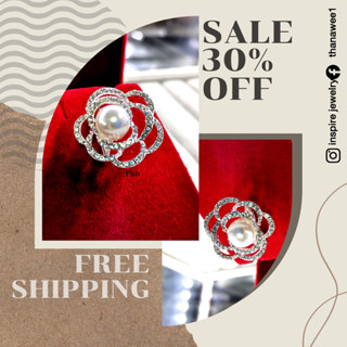 Inspire Jewelry,   เข็มกลัดแฟชั่นอินเทรนทรงกลม ดอกไม้ประดับมุกฝังเเพชร  และล้อมเพชรรอบอีก 4 ชั้น ขนาด 3x3cm. งานจิวเวลลี
