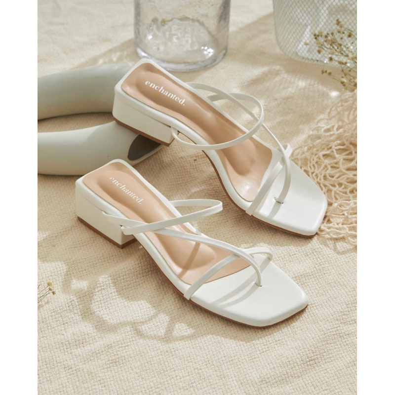 ส่งต่อรองเท้า จากร้าน enchanted.brand