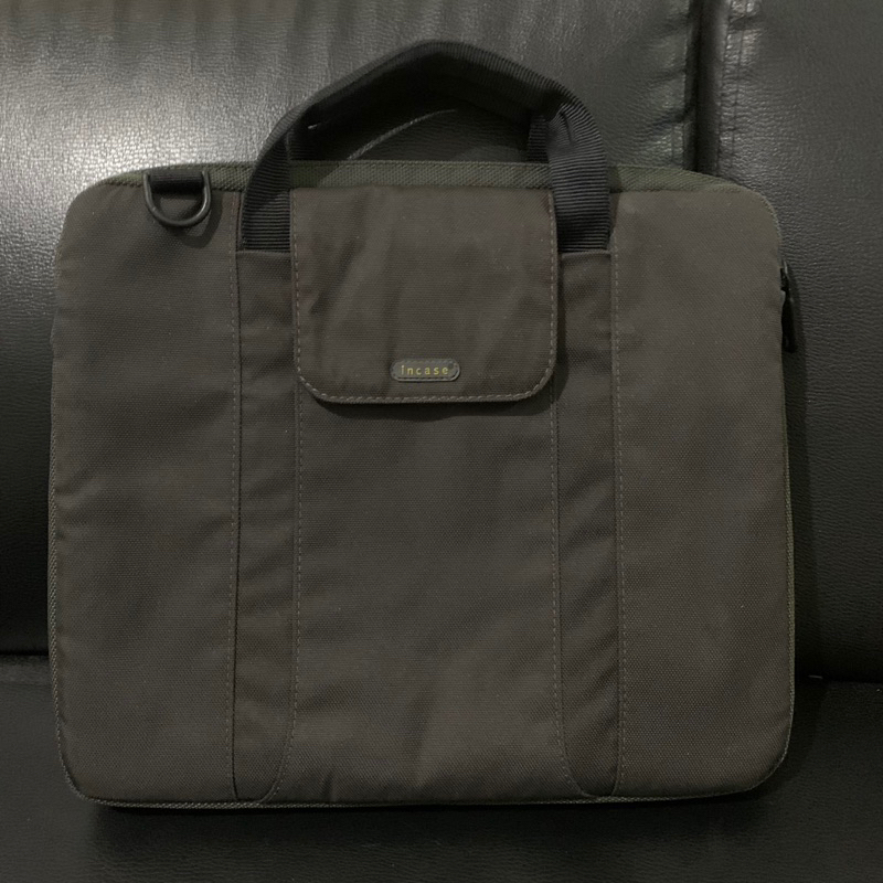 Incase Bag for MacBook Notebooks iPad Tablets Handles Nylon Case มือสองสภาพสวย