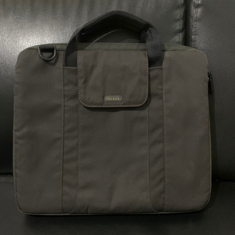 Incase Bag for MacBook Notebooks iPad Tablets Handles Nylon Case มือสองสภาพสวย