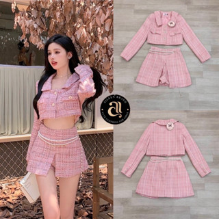 Code : M8 Aileen Set ชุดเซ็ต เสื้อครอปคอปกแขนยาวมาคู่กับกางเกงกระโปรงสั้นผ้าทวีต สีชมพู สำหรับผู้หญิง ไซส์ Xs-XL