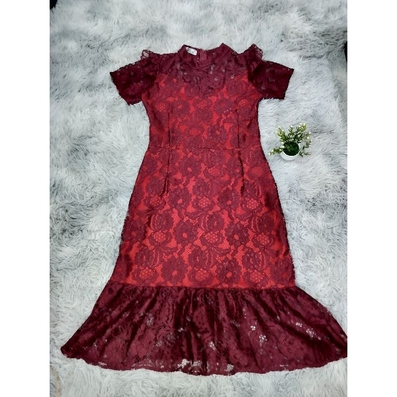 เดรสลูกไม้สีแดงเลือดหมู คอตั้ง Just Girlie