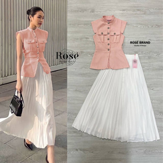 Rose Set เสื้อแขนกุดสีชมพูพีชแต่งกระดุมเงิน แมทคู่กับกระโปรงผ้าสีขาวอัดพลีทเป็นจีบอย่างดี