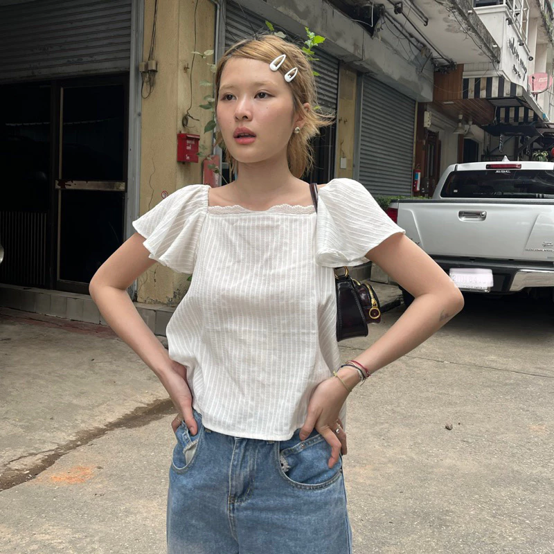 (จัดส่ง 19)Theremin Lila blouse เสื้อแขนกระดิ่งตกแต่งลูกไม้ (white lace)