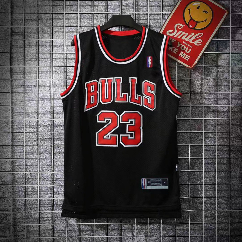 เสื้อบาสเกตบอล BULLS งานปัก ผ้าดีใส่สบาย ( ไม่ต้องซื้อเผื่อไซส์ เป็นไซส์ยุโรป )