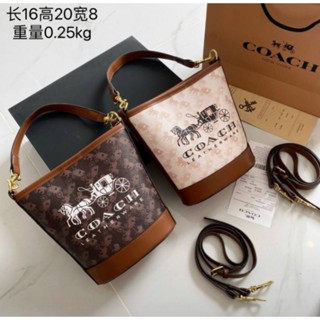 กระเป๋าถือ พร้อมสายสะพายข้าง Crossbody.มี 2โทนสี  ครีม , น้ำตาล  งานพร้อมกล่อง +อุปกรณ์ครบเซ็ต