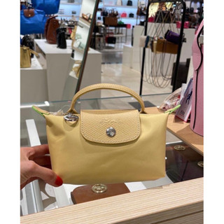 พร้อมส่ง แท้ 💯% New Longchamp กระเป๋าถือ ใบเล็ก LE PLIAGE GREEN POUCH WITH HANDLE สีเหลือง พาสเทล : 34175919A81