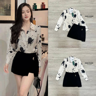 ❣️พร้อมส่ง📌 Swan ชุดทำงาน เรียบหรู ดูดี เซทเสื้อเชิ้ตแขนยาวลายกราฟฟิก กับกระโปรงด้านในเป็นกางเกงสีดำ มีอะไหล่เข็มกลัดสีท