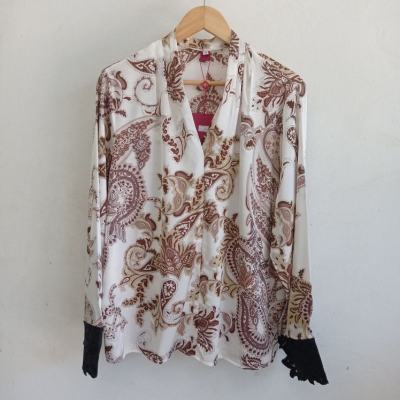 รหัสส104 เสื้ออก 44นิ้ว ผ้าซิลค์ซาติน สีครีมเงางาม พิมพ์ลายสีน้ำตาล ปลายแขนแต่งด้วยผ้าปัnลูnไม้สีดำ สวยหรูและดูดีมากค่ะ