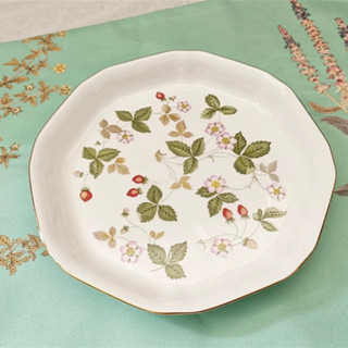 จาน WEDGWOOD England - Wild Strawberry ทรงแปดเหลี่ยม