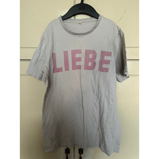 เสื้อยืดผ้าคอตตอน สีเทา สกรีนภาษาเยอรมัน Liebe=Love อกยืดได้ถึง 38 นิ้ว ส่งต่อ