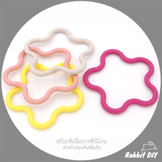ยาง ซิลิโคน DIY สายห้อยมือถือ สร้อยข้อมือ รูปดอกไม้ สีหลายสี ขนาด 9 ซม. (แพ็ก 1 ชิ้น)