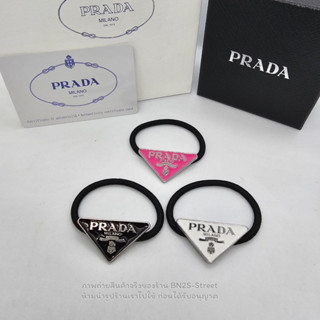 Prada หนังยางรัดผม  ติดโลโก้เพลท ปราด้า  งานแฟชั่น สวยๆ มี 3 สีให้เลือก ขาว ดำ ชมพู  ราคาเบาๆ