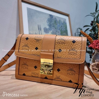 M.C.M SMALL NEW TRACY SHOULDER BAG IN VISETOS **รอบราคาพิเศษ** เทรซี่ ใช้ได้ในทุกโอกาส เปิด-ปิดด้วยตัวกดล็อคแน่นหนา