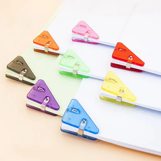 คลิปหนีบกระดาษสามเหลี่ยม เข้ามุม หลากสี ขนาด 5x3.9CM พลาสติกแข็งแรง ทนทาน ที่หนีบกระดาษ ใช้ เข้าเล่ม แทนแม็ก เครื่องเข