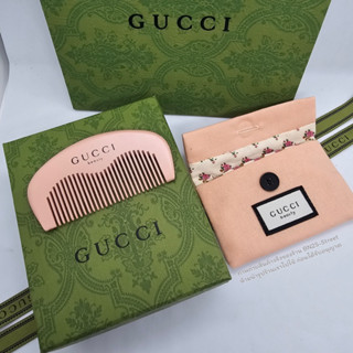 Gucci Beauty Pochette &amp; Comb Set  หวี พร้อมถุงผ้า จากแบรนด์กุชชี่ บิวตี้  งานไม้สีชมพู ถุงผ้าลายดอกไม้  งานสวยระดับไฮเอน