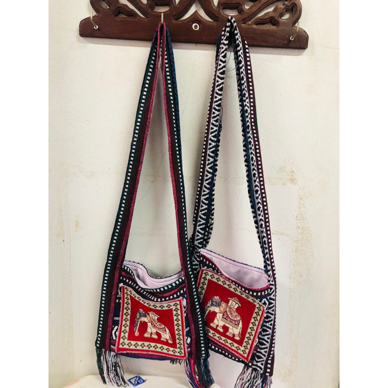 กระเป๋าย่ามผ้าพื้นเมืองขนาด 9*9  คละลายมีซับใน มีซิป1ซีปราคาถูกเพียงใบละ 30 บาทฝีมือการเย็บละเอียดมากค่ะ