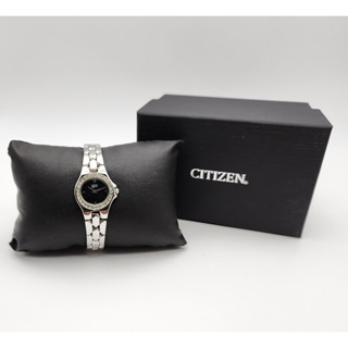 นาฬิกา CITIZEN WOMENS EK4900-50E QUARTZ CRYSTAL ACCENT BLACK DIAL STAINLESS STEE4L WATCH 22 MM พร้อมกล่อง (สภาพดี)