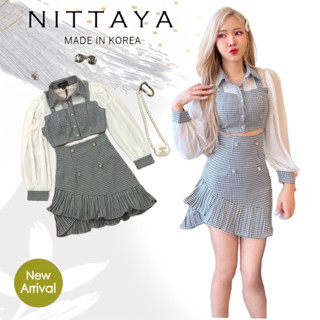 ราคาถูกที่สุด!! NITTAYA เชตเสื้อครอปแขนยาว มาพร้อมกระโปรงสก็อตแต่งระบายเฉลียง