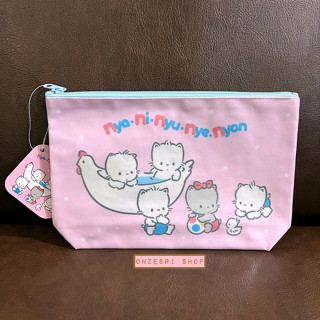 กระเป๋า Sanrio Pouch แบบผ้าเคลือบ ลาย Nya Ni Nyu Nye Nyon ขนาด 12.5 x 20.5 x 5 ซม.