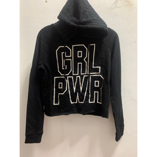 เสื้อฮู้ดดี้ครอปสีพื้นผ้าคอนตอน ด้านหน้าสกรีนสีขาว “GRL PWR” ปลายแขนจั๊ม ด้านในไม่ใช่ผ้าสำลี