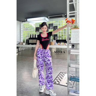 Set 2 ชิ้น เสื้อบอดี้สูทสีดำสกรีนลายตัวอักษร แต่งขอบชมพู ด้านข้างเว้าเอวสูง