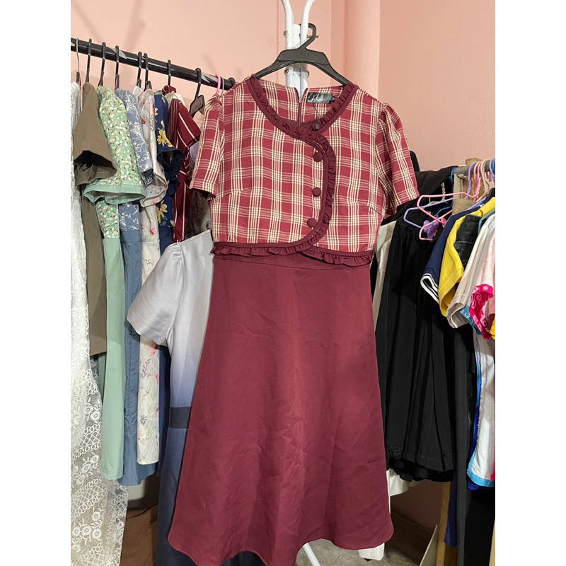 เดรสภาวิpawiสีเเดงลายสก็อต กระโปรงบานมือสองสภาพดี