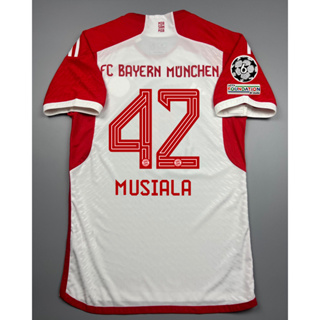 เสื้อบอล เพลเย่อ บาเยิร์น มิวนิค เหย้า 2023-24 Player Bayern Munich Home 42 MUSIALA อาร์มแชมเปี้ยนลีค ผ้าทอเกรดดีที่สุด