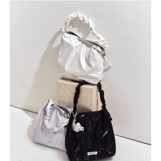 [สินค้าของแท้100% พร้อมส่ง] Carlyn  Russ Eco Bag ( Pearl White / Space Black)