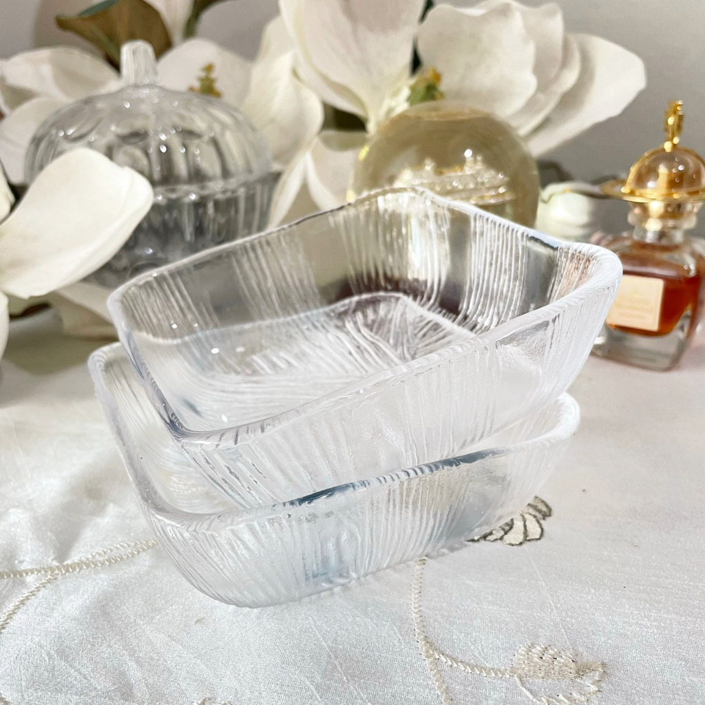 จานขนมหวานก้นลึก แก้วใส ลายลึก เนื้อหนา ไม่ผ่านการใช้งานค่ะ ขนาด W 11.25 cm  H 4 cm