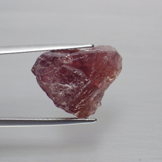 พลอย ก้อน การ์เนต โรโดไลท์ ดิบ แท้ ธรรมชาติ ( Unheated Natural Rhodolite Garnet ) หนัก 15.3 กะรัต