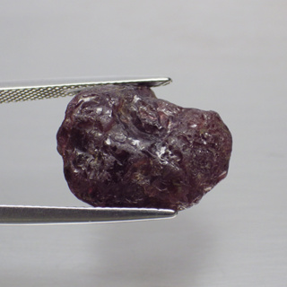 พลอย ก้อน การ์เนต โรโดไลท์ ดิบ แท้ ธรรมชาติ ( Unheated Natural Rhodolite Garnet ) หนัก 24.8 กะรัต