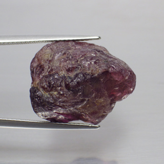 พลอย ก้อน การ์เนต โรโดไลท์ ดิบ แท้ ธรรมชาติ ( Unheated Natural Rhodolite Garnet ) หนัก 34.1 กะรัต